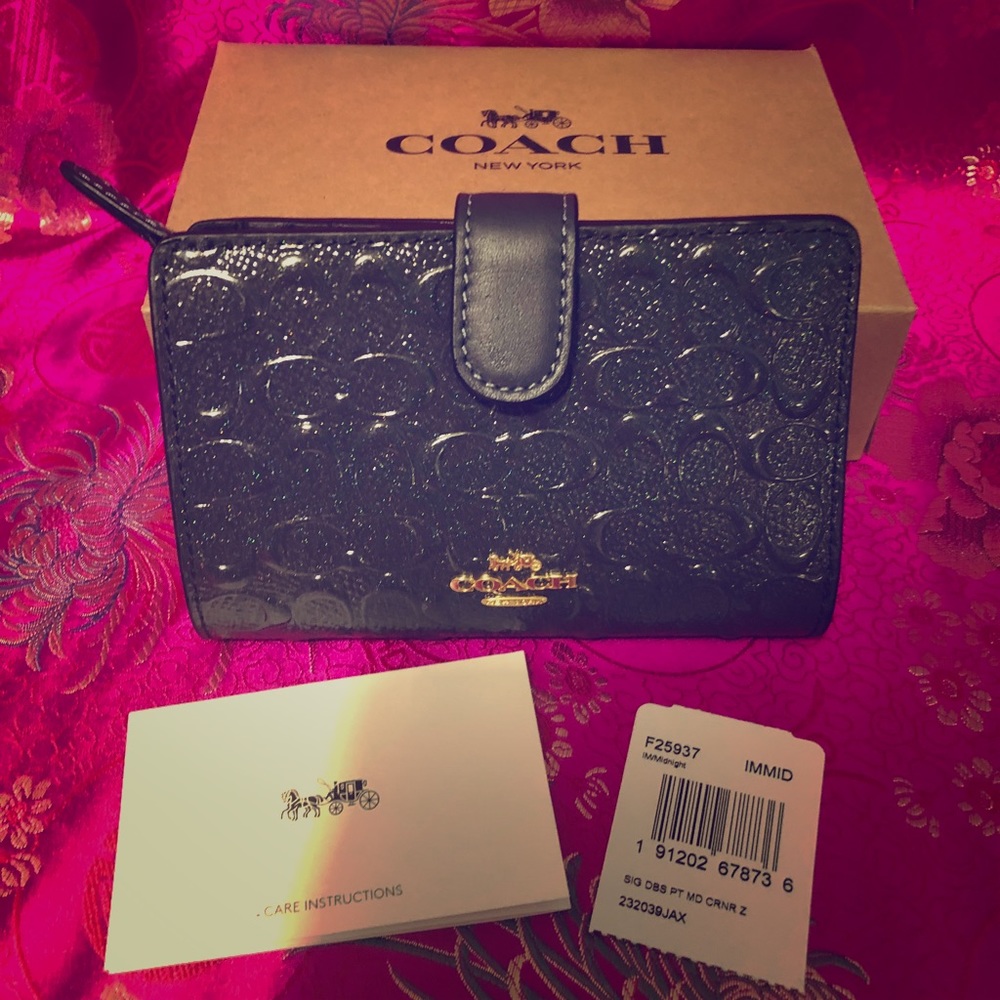 Coach Leather Medium Corner Zip Walley